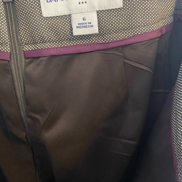 Banana Republic | Textured Pattern Pencil Skirt - Picture 3 of 4